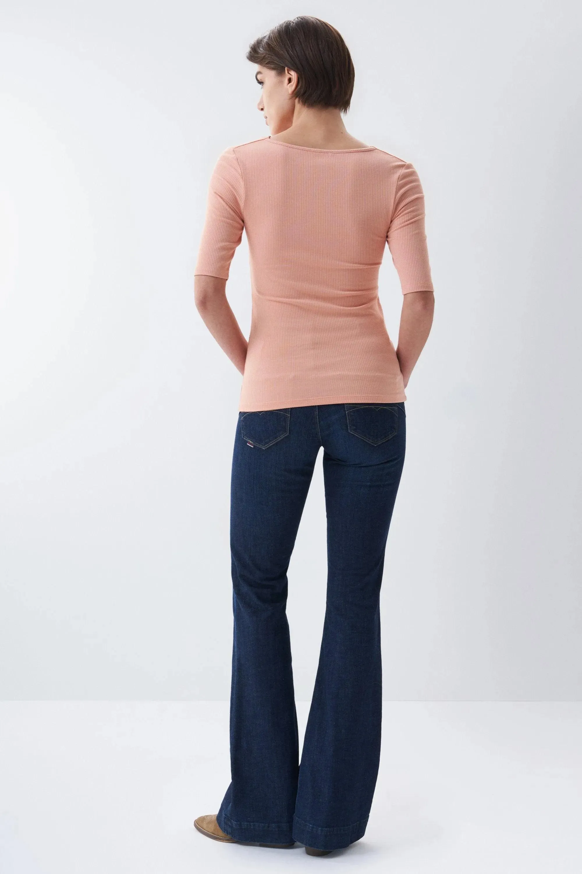 Camiseta con detalle de nudo en el escote