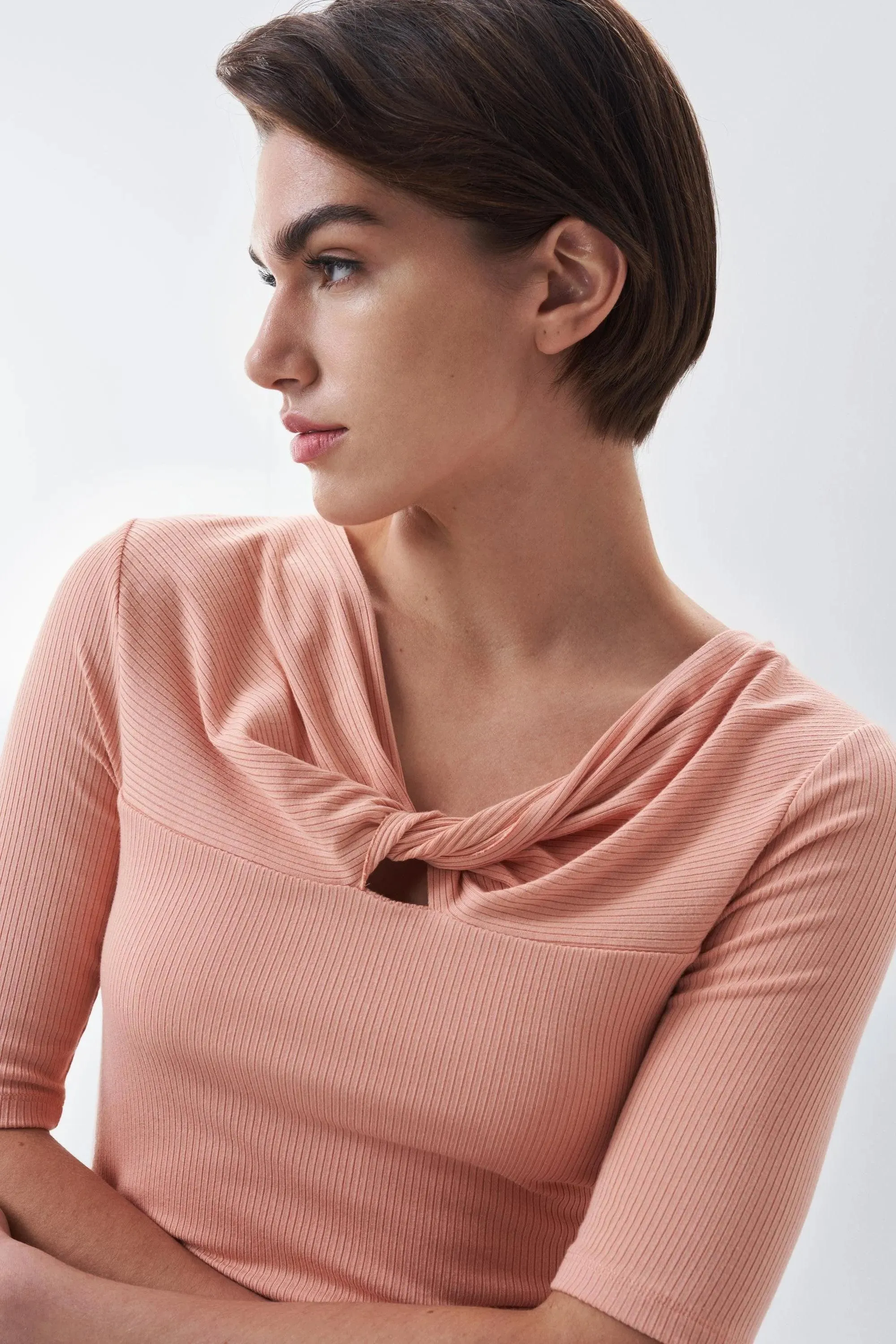 Camiseta con detalle de nudo en el escote