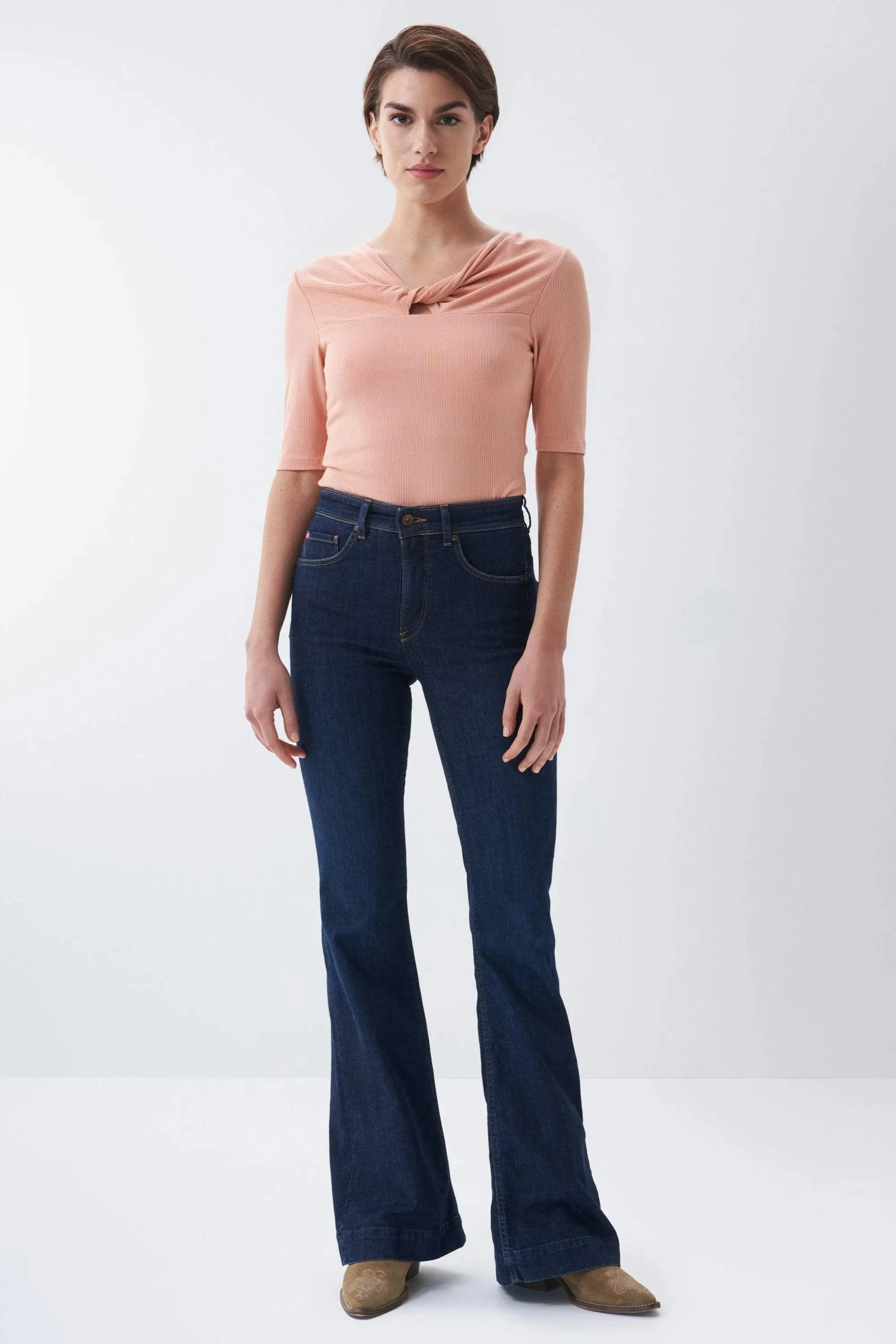 Camiseta con detalle de nudo en el escote