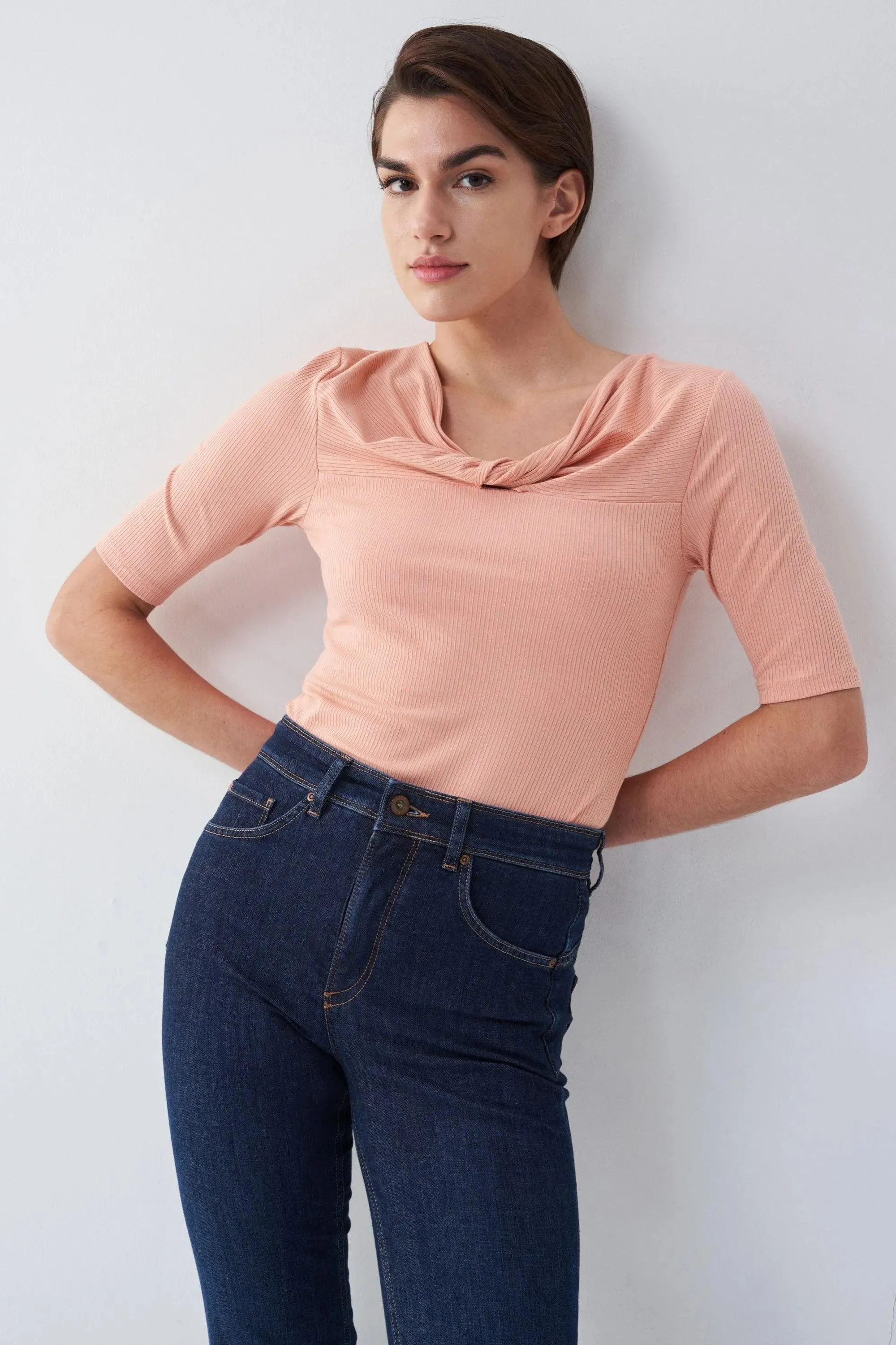 Camiseta con detalle de nudo en el escote