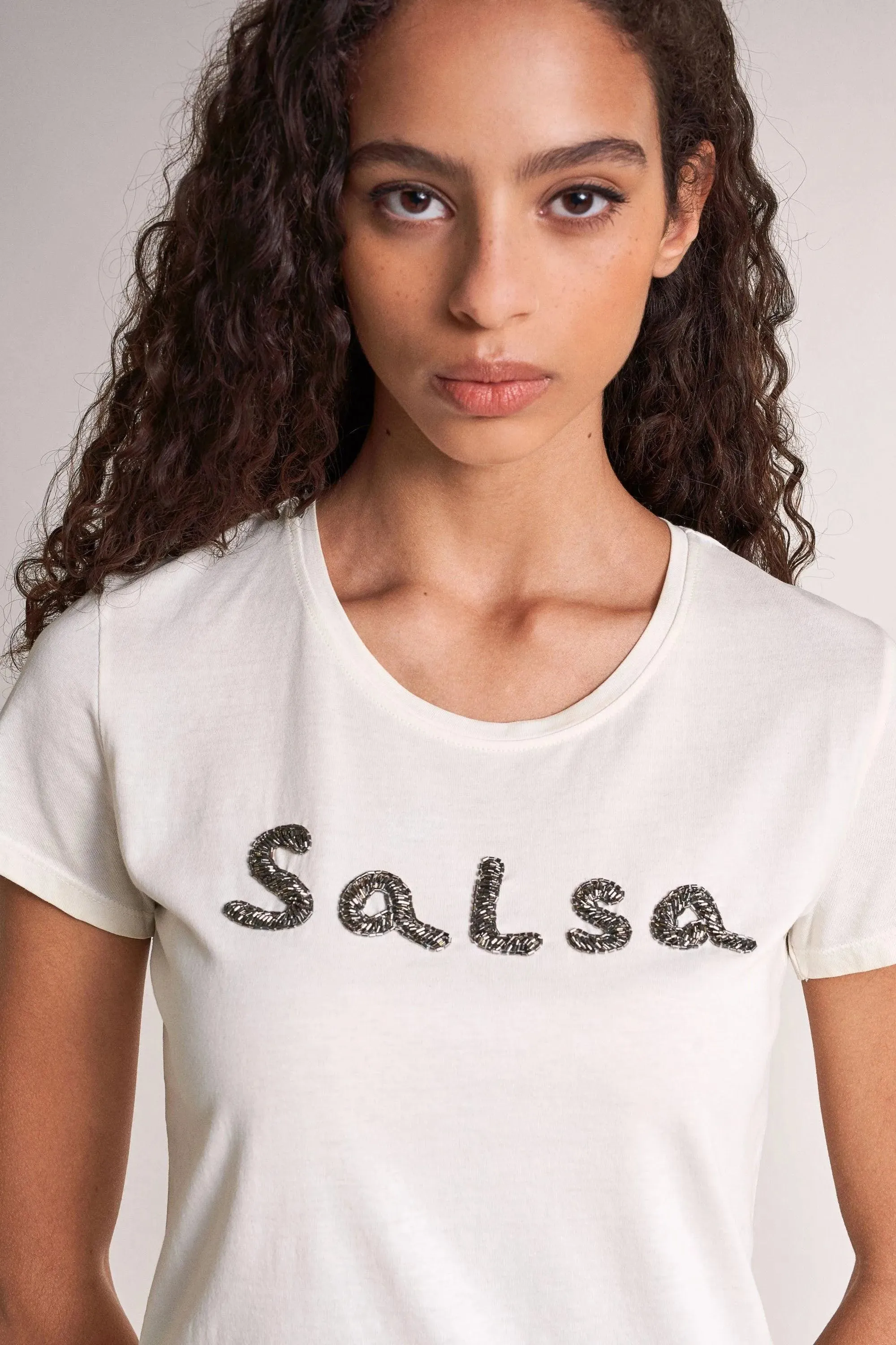 Camiseta Salsa Branding con Cuentas