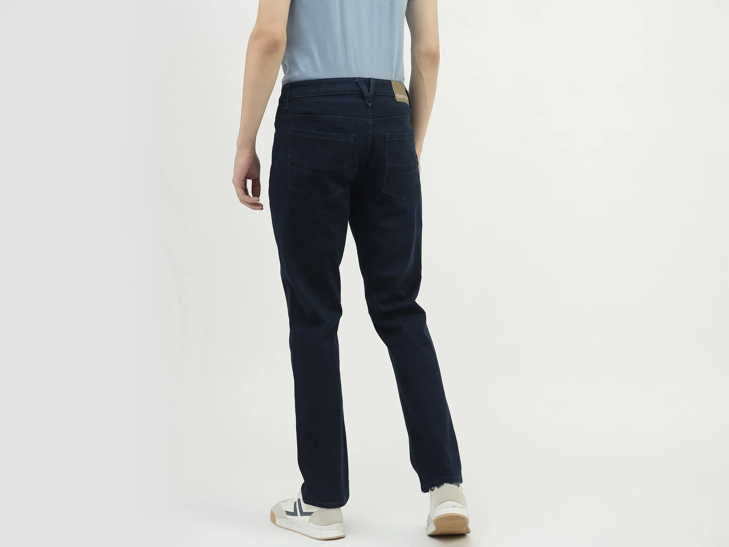 Men Solid Slim Straight Jeans