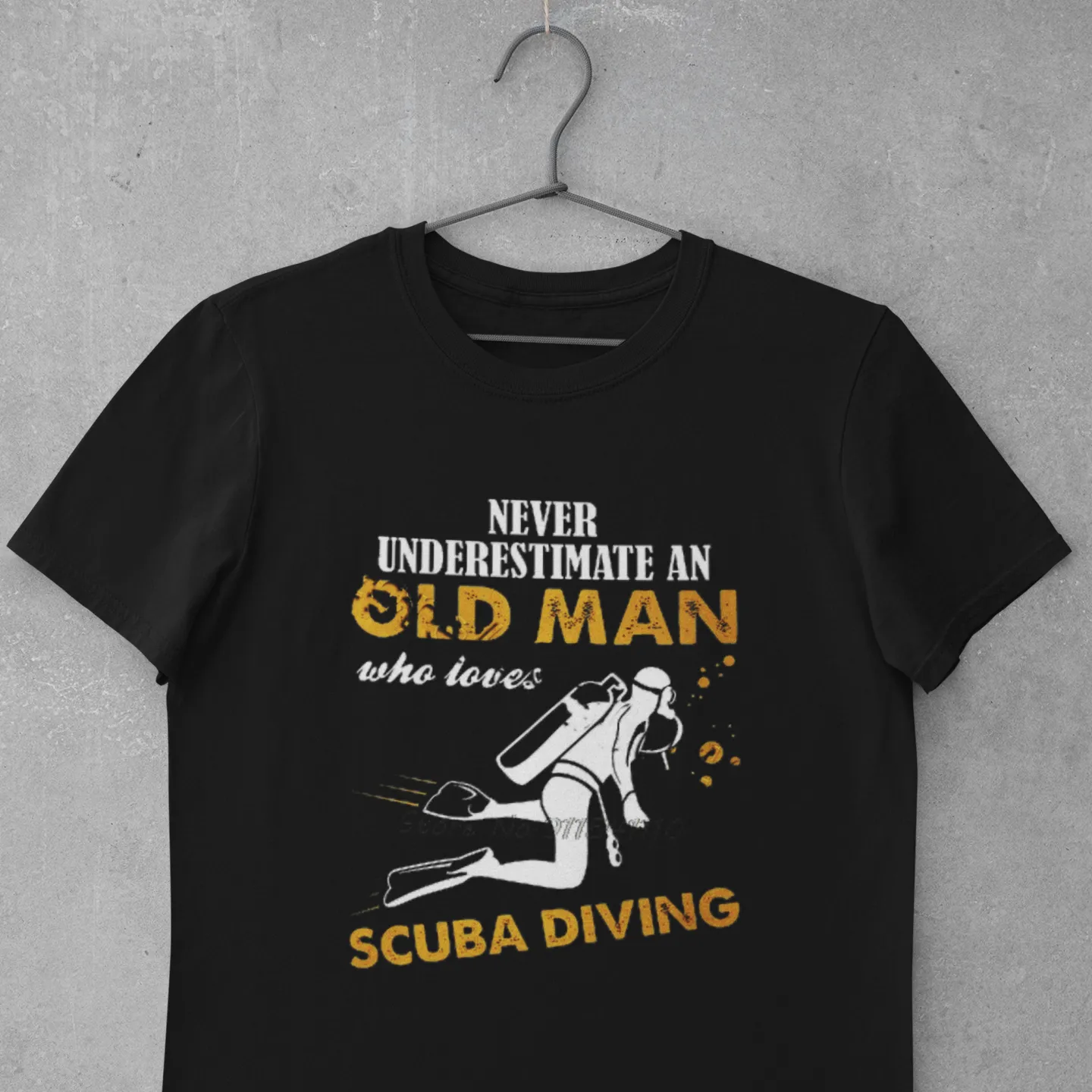Scuba diving T-Shirt for Men | Never Underestimate An Old Man