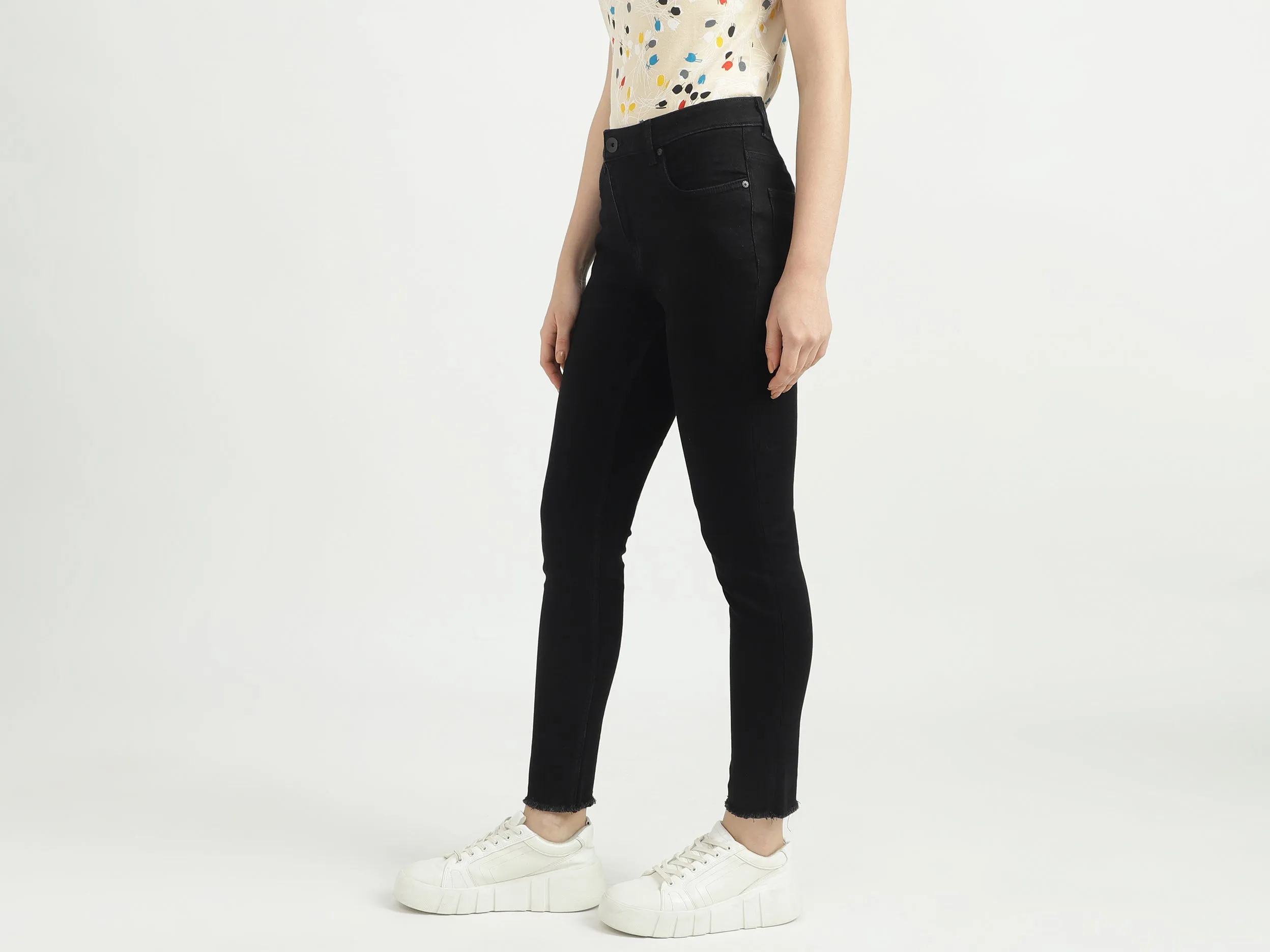 Women Solid Skinny Fit Jeans