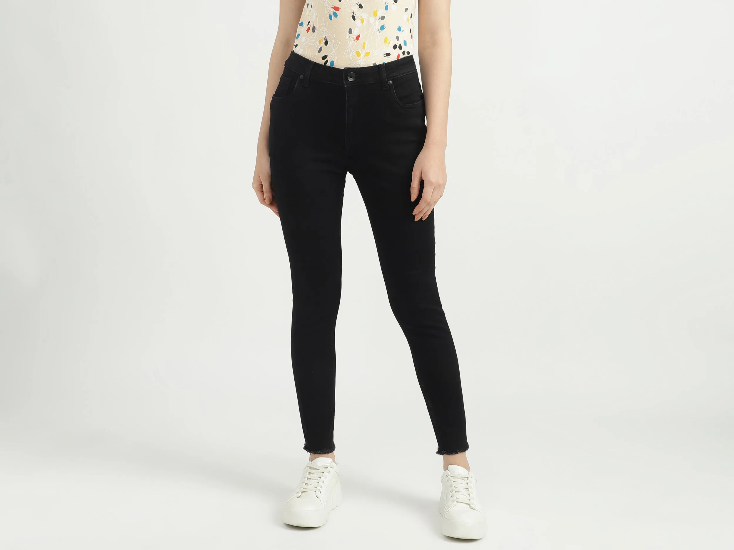 Women Solid Skinny Fit Jeans